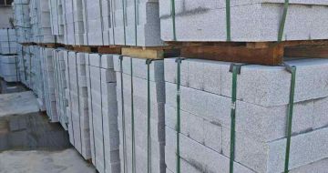 四平芝麻白路牙石，路侧石