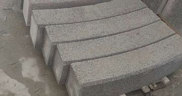 四平芝麻白弧形路牙石