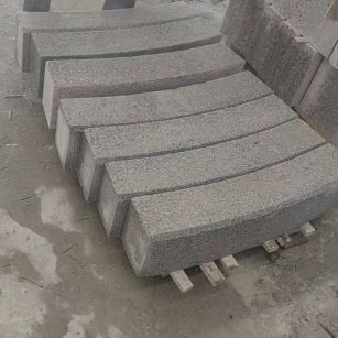 四平芝麻白弧形路牙石