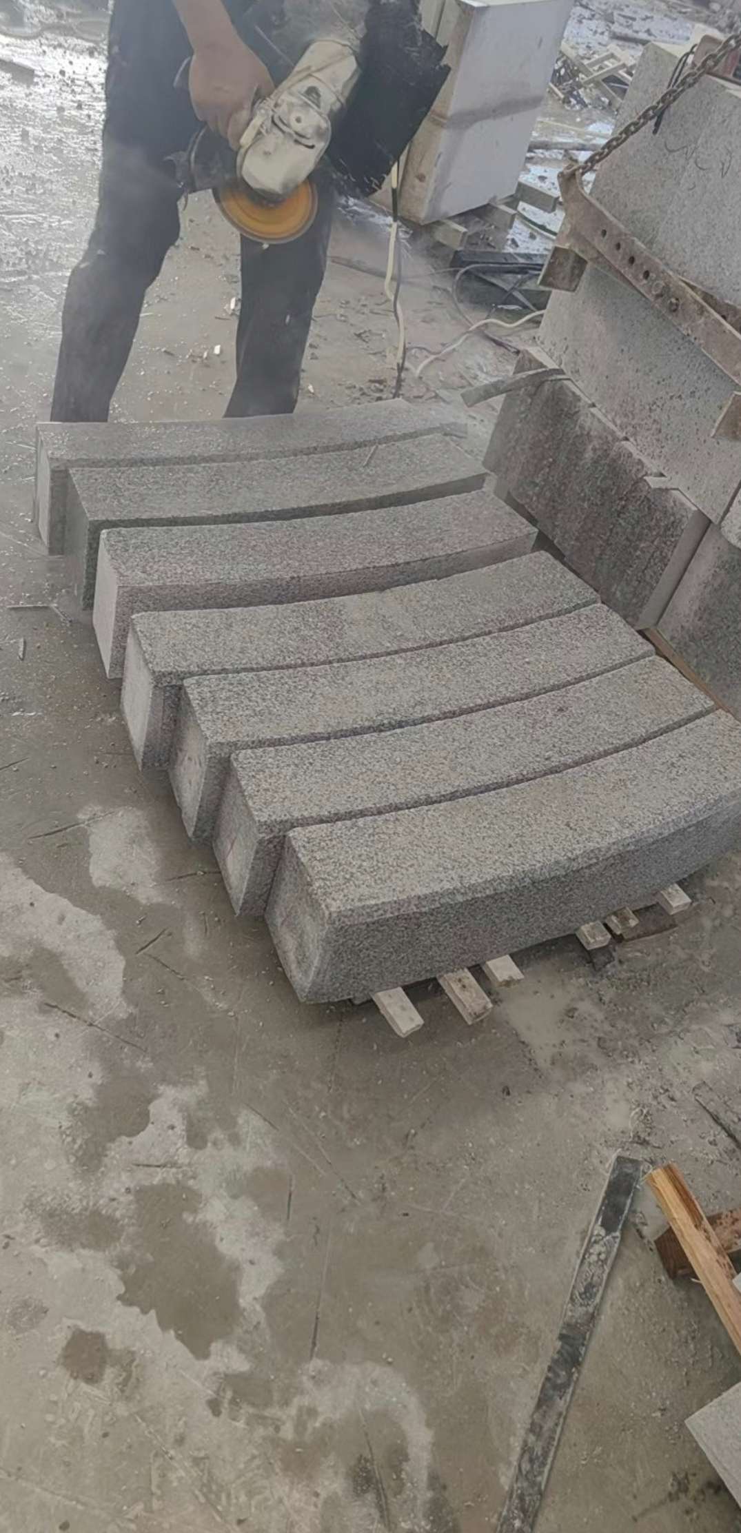 四平芝麻白弧形路牙石