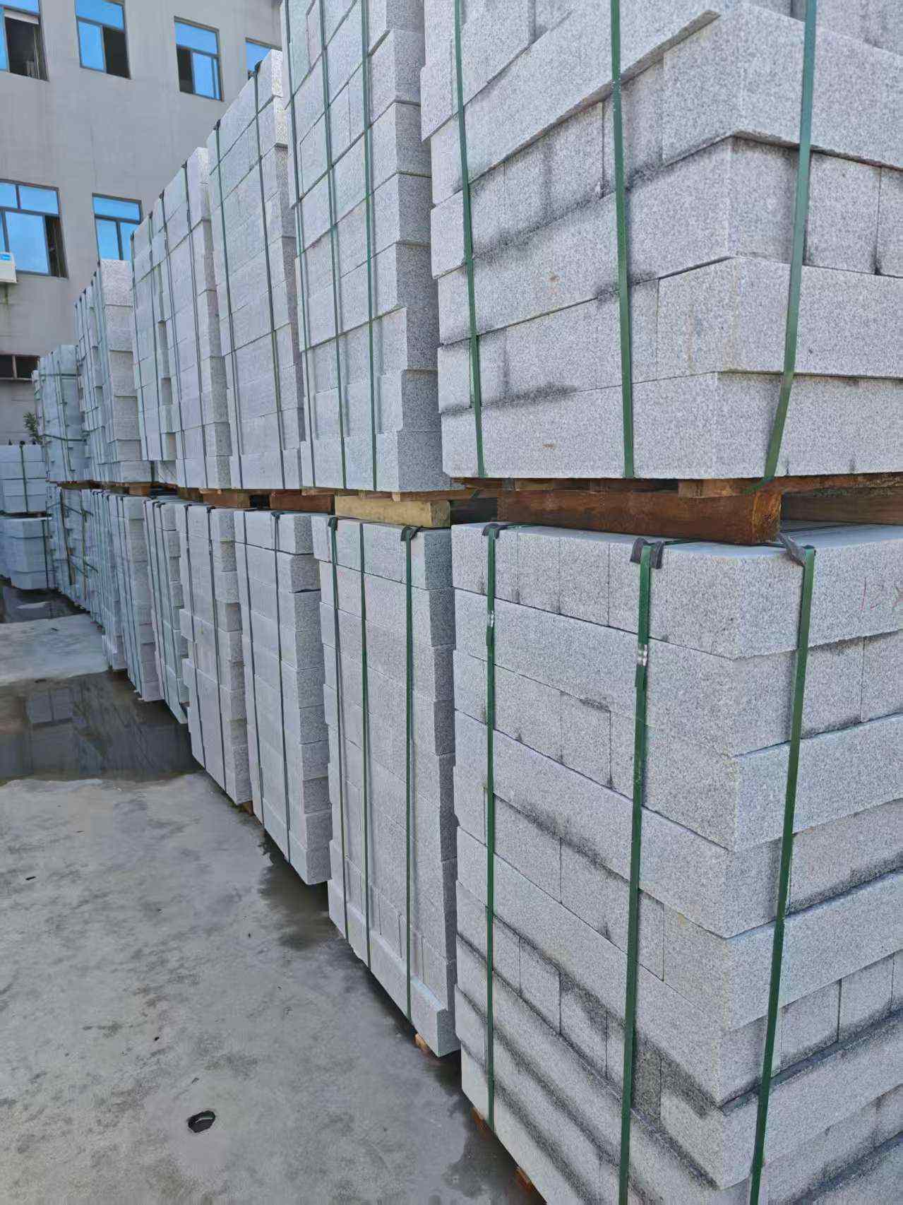 四平芝麻白路牙石，路侧石